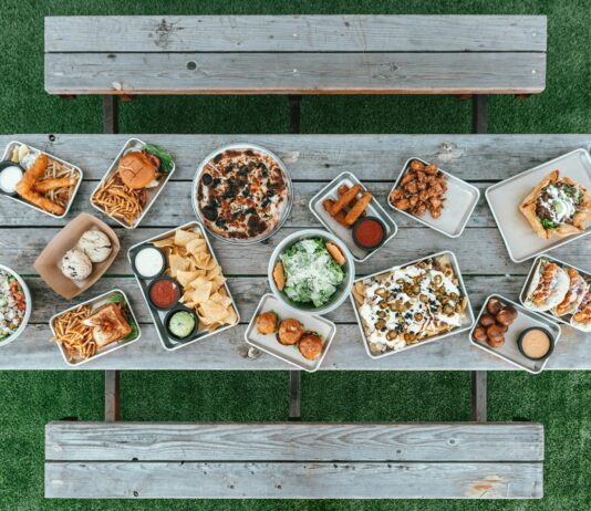 건강한 생활을 위한 식단과 운동의 상호 보완적인 효과 assorted-variant of food lot