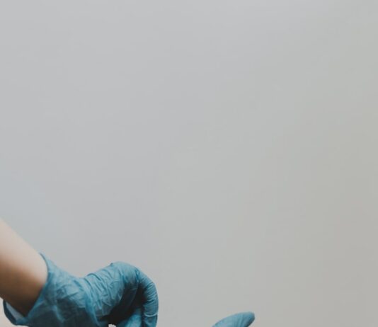 수도권·경상권에 광역응급의료상황실 1곳씩 추가 개설 person in blue gloves and blue denim jeans