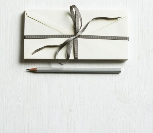 전통시장 내 코인노래방·애견병원서도 온누리상품권 받는다 white envelop and gray pencil on white panel