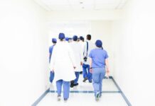 정부 “비상진료 장기화 대비…건강보험 지원 한달 연장” group of doctors walking on hospital hallway