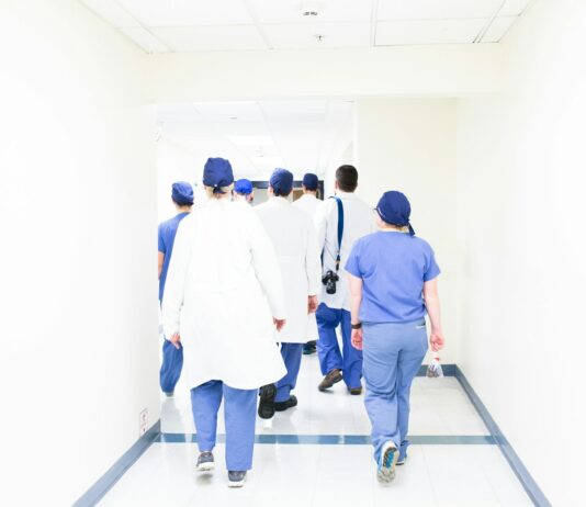 정부 “비상진료 장기화 대비…건강보험 지원 한달 연장” group of doctors walking on hospital hallway