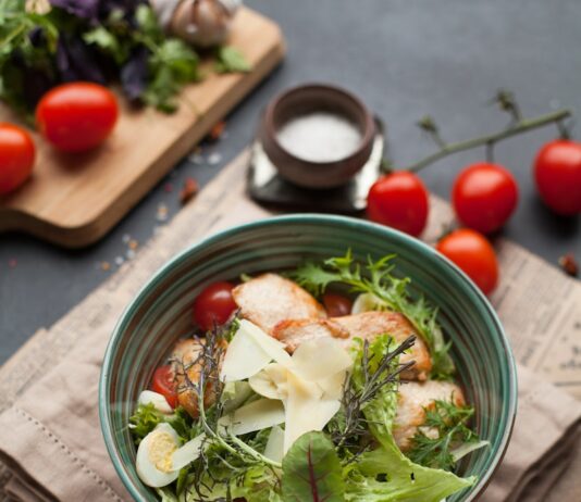 효과적인 다이어트를 위한 식단 가이드 bowl of vegetable salad