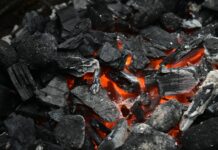 ‘석탄 경석’ 신소재 원료된다…폐기물 규제에서 제외 black and gray stones during daytime