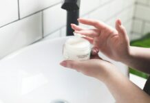 여름철 피부 보습법 person holding white and black plastic bottle