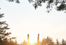 건강한 폐를 위한 호흡 운동 woman in black pants and pink shirt standing on green grass field during daytime