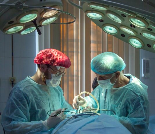 상급종합병원 ‘구조 대수술’…숙련인력 갖추고 중증환자 치료에 집중 two men wearing blue lab coats