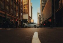 경찰·소방 ‘원팀’ 구성…재난·범죄 대응 사각지대 없앤다 cars parked on side of the road during daytime