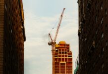 서울 ·수도권에 6년 간 42만 7000가구 이상 대규모 주택 공급 추진 brown concrete building during daytime