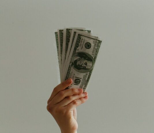 내년 최저 시급 1만 30원 확정 고시…월급으론 209만 6270원 100 US dollar banknote