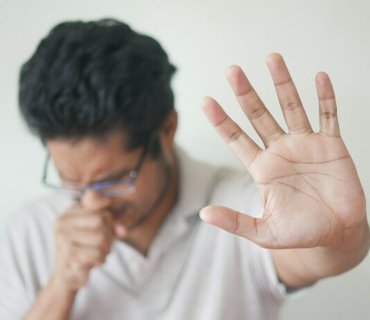 알레르기 증상 완화를 위한 최신 의학적 접근 a man holding his hand up in front of his face