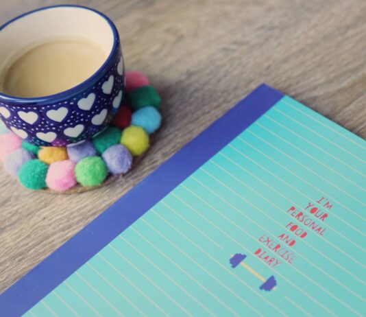 운동의 진단과 처방: 개인 맞춤형 피트니스 계획 blue ceramic cup on tabletop