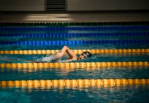 수영의 전신 운동 효과 person diving in pool