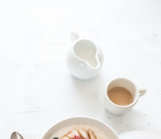 체중 감량을 위한 식사 시간 조절 전략 white ceramic plate beside gray steel spoon