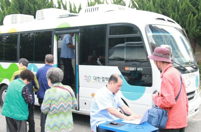 어르신 대상 찾아가는 결핵 검진 모습