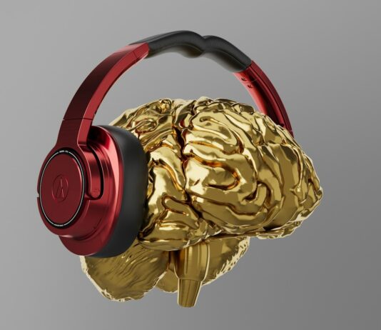 신경과학과 운동: 뇌 건강을 위한 최선의 선택 A pair of headphones that are gold and red