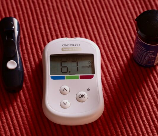 운동 부족이 가져오는 심각한 건강 문제 white One Touch at 6.7 remote