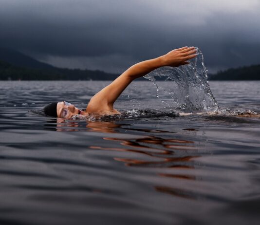 운동으로 체지방을 줄이고 근육량을 늘리는 방법 man swimming on body of water