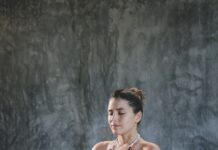 겨울철 체온 유지와 건강한 다이어트 병행법 woman in white bikini sitting on red chair