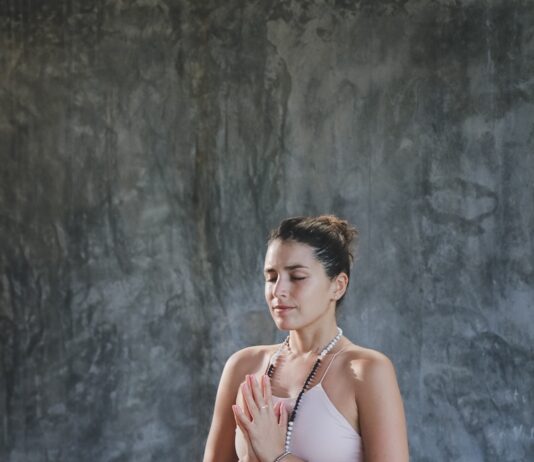 겨울철 체온 유지와 건강한 다이어트 병행법 woman in white bikini sitting on red chair