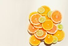 운동으로 인한 부상을 예방하는 식단 관리 요령 a pile of sliced oranges sitting on top of each other