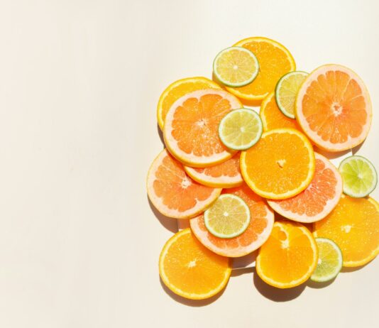 운동으로 인한 부상을 예방하는 식단 관리 요령 a pile of sliced oranges sitting on top of each other