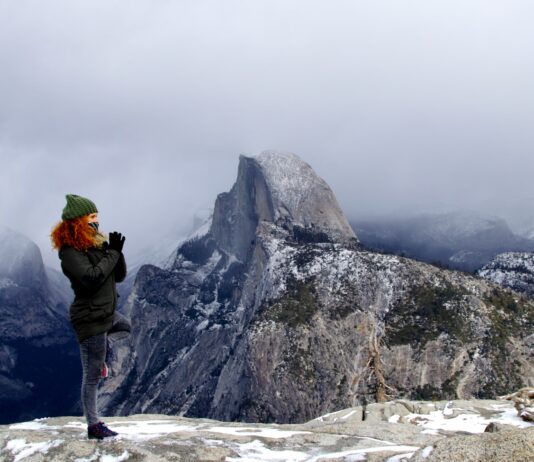 체력 관리와 병 예방에 효과적인 프로그램 person on top of mountain