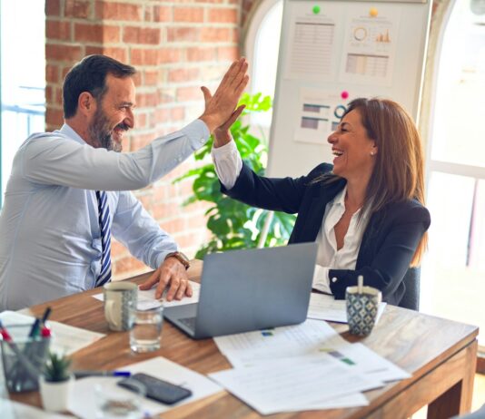 갈등상황을 극복하는 방법 man in white dress shirt sitting beside woman in black long sleeve shirt