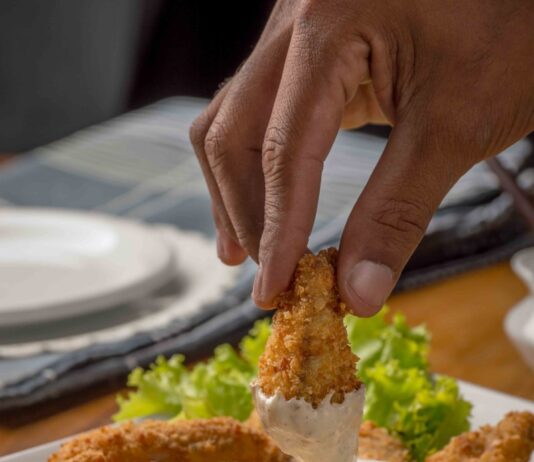 기름진 음식을 먹고 살이 찌지 않는 방법 person dipping fried cuisine on dip