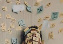 다이어트 실패의 원인: 체중을 유지하는 비결은 무엇인가? people sitting on chair with brown wooden table