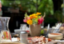 면역력 떨어졌다고 느낄 때, 식탁부터 바꿔라 selective focus photography of clear glass canister with clamp lid