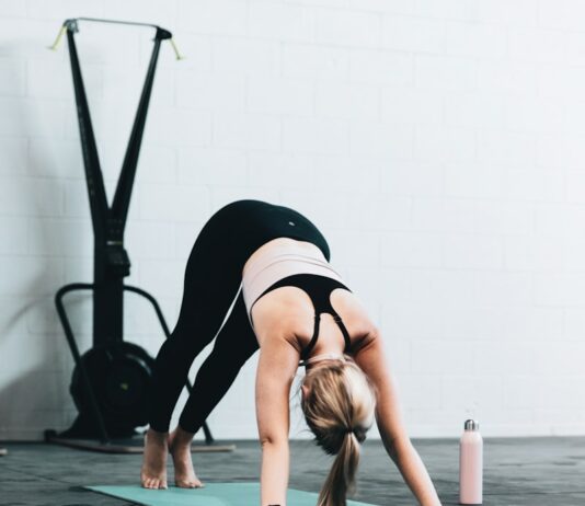 필라테스로 운동할 때 놓치기 쉬운 자세 잡기 woman in black sports bra and blue denim jeans doing yoga