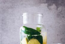 일상 속 작은변화로 건강챙기기 clear glass jar filled with lemonade juice
