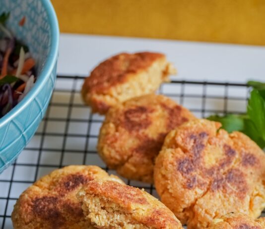 영양과 건강이 조화로운 비건 다이어트 fried food on blue and white ceramic bowl