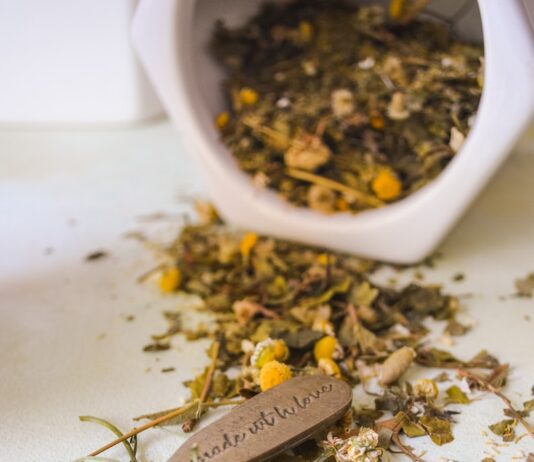 “요즘 괜히 우울하고 짜증 나요”… 날씨 탓만은 아닙니다 yellow and white flower petals on white ceramic container