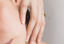 효과적인 스킨케어 루틴으로 맑고 건강한 피부 만들기 woman wearing black scoop neck top