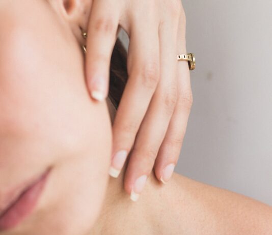 효과적인 스킨케어 루틴으로 맑고 건강한 피부 만들기 woman wearing black scoop neck top