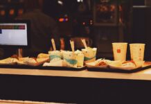 “밤만 되면 배고파요”… 야식이 당기는 ‘렙틴-그렐린 불균형’ a tray of food sitting on top of a counter