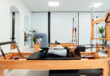 신체와 마음을 강화하는 효과적인 운동 : 필라테스 a woman is doing a pivot on a pivot machine