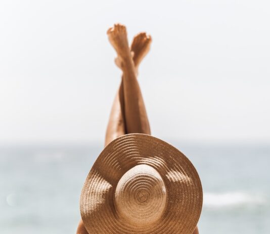 여름철 건강, 올바른 관리로 무더위도 거뜬하게! woman in brown sun hat standing on beach during daytime