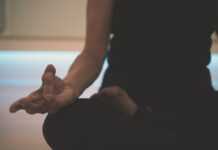 대체요법, 현대인의 건강관리 새로운 선택지가 되다 person doing yoga on floor