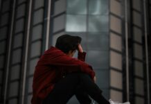 “계속 졸리고 무기력해요”… 혹시 ‘경증 우울’은 아닐까요? man in red jacket