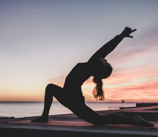 일과 삶의 균형에서 찾는 새로운 트렌드, ‘웰니스 문화’의 확산 silhouette photography of woman doing yoga