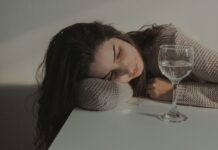 만성피로, 단순한 피로 그 이상… 숨은 원인과 효과적인 관리법 woman in gray knit cap and gray knit cap