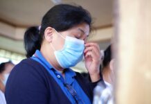 UN, 만성질환 대응 강화 촉구… “NCDs는 조용한 팬데믹” woman in blue shirt covering face with white paper