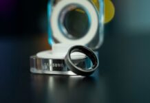 “AI가 만든 건강관리 루틴, 일상에 스며들다” A black samsung ring with its charging dock.