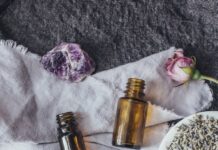 ‘자연으로 돌아가자’… 대체요법 최신 트렌드와 건강 효과 a table topped with bottles of essential oils