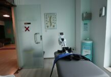 ‘마이 헬시 라이프’ 시대, 여성 건강관리가 달라진다 white and black stationary bike