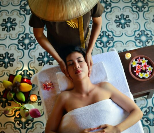 헤어 건강 트렌드 — 두피 케어에서 영양 관리까지, 머리카락을 위한 새로운 뷰티 루틴 woman in black tube top sitting on chair