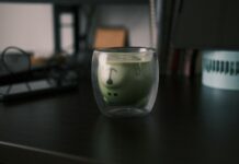 “직장인 건강, 작은 습관이 만든다… 최신 트렌드와 실천 팁” a glass filled with liquid sitting on top of a desk