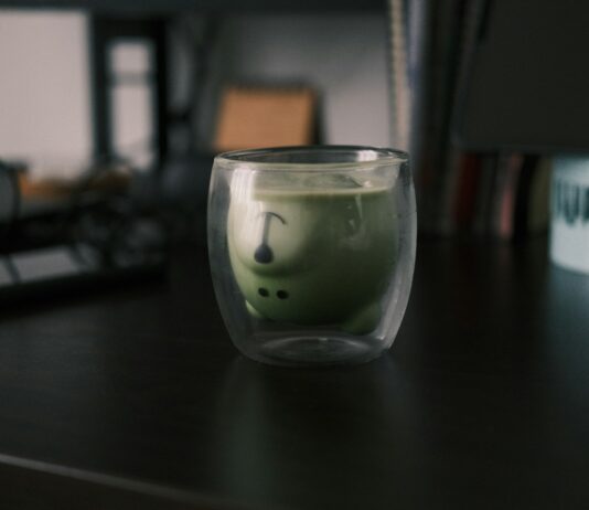 “직장인 건강, 작은 습관이 만든다… 최신 트렌드와 실천 팁” a glass filled with liquid sitting on top of a desk